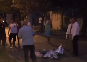 Jovem de 23 anos bate com motocicleta em placa e morre