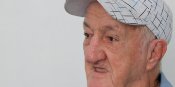 “A doença fez dele um bebê”, diz filha de Russo, ex-assistente de palco da Globo