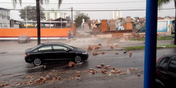 Foto mostra o momento que o muro do CemitÃ©rio da SaÃºdade desabou. Foto: Amauri Carlos Galdino/ Face book
