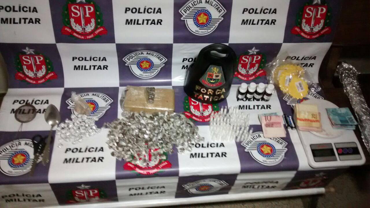 Quarteto é preso em ‘fábrica de drogas’ no Bosques do Lenheiro