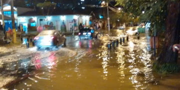Imagens mostram a Rua do Porto tomada pelo rio Piracicaba