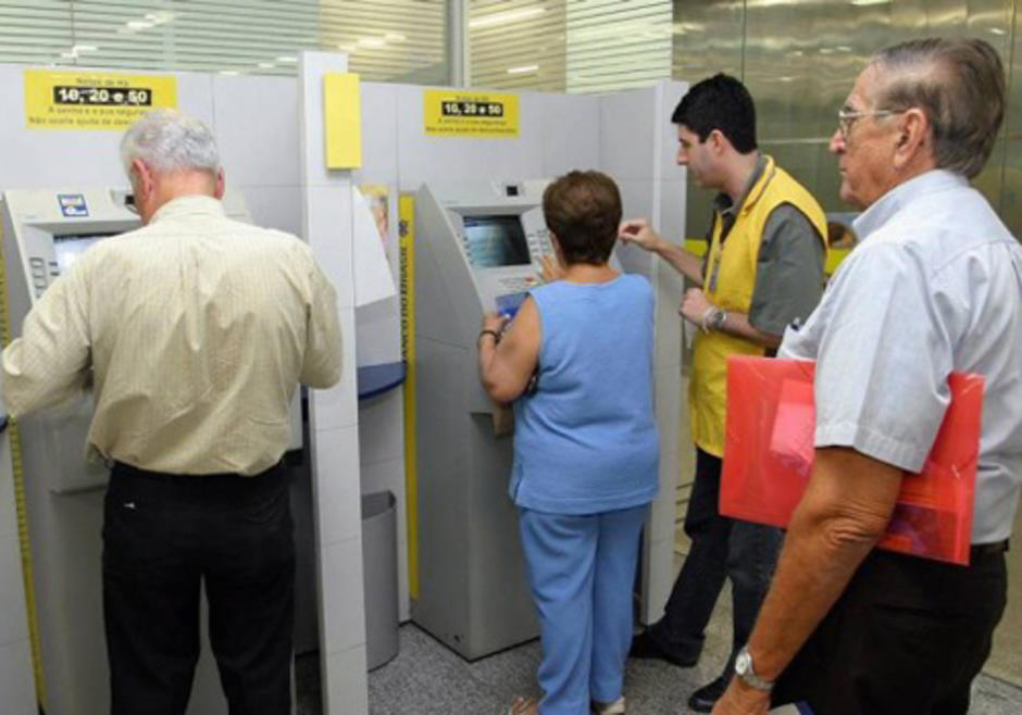 INSS começa a pagar a primeira parcela do 13º salário aos aposentados