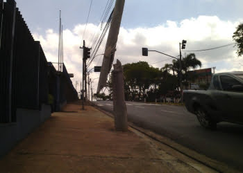 Poste quebrado após acidente continua pendurado na fiação há mais de dez dias