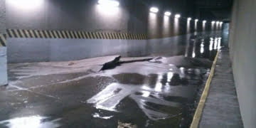 Imagem circulou durante toda a madrugada nas redes sociais onde motorista comenta com amigos o drama para deixar centro comercial apÃ³s piso do Ãºltimo andar onde funciona um estacionamento ter ficado danificado. Foto: ReproduÃ§Ã£o / Facebook