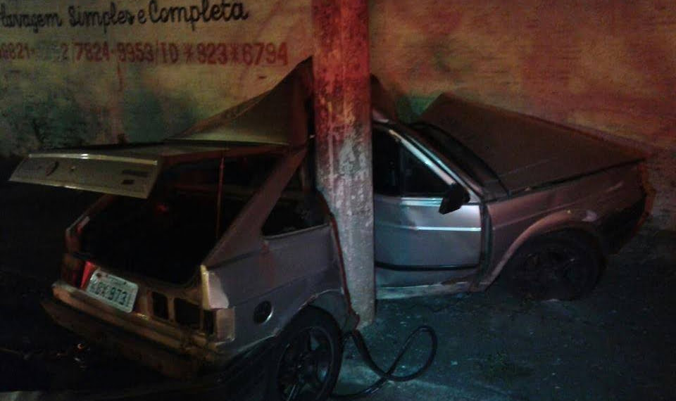 Carro bate em poste durante fuga da Guarda Civil de Limeira