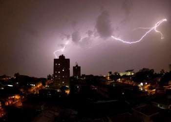Tempestade derruba árvore e energia em dois bairros de Piracicaba
