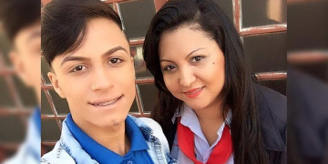 Mãe é presa acusada de matar filho gay a facadas e tacar fogo em corpo