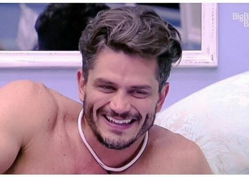 Segundo colunista, Marcos foi expulso de residência médica por roubar toalhas