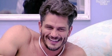 Segundo colunista, Marcos foi expulso de residência médica por roubar toalhas