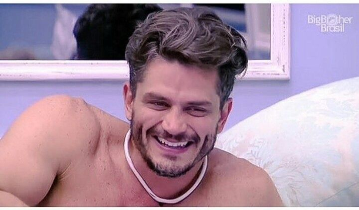 Segundo colunista, Marcos foi expulso de residência médica por roubar toalhas