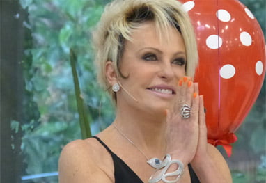 Ana Maria Braga dá bronca em funcionário ao vivo