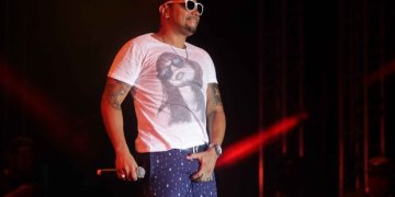 Naldo faz gesto ousado durante show no Guarujá