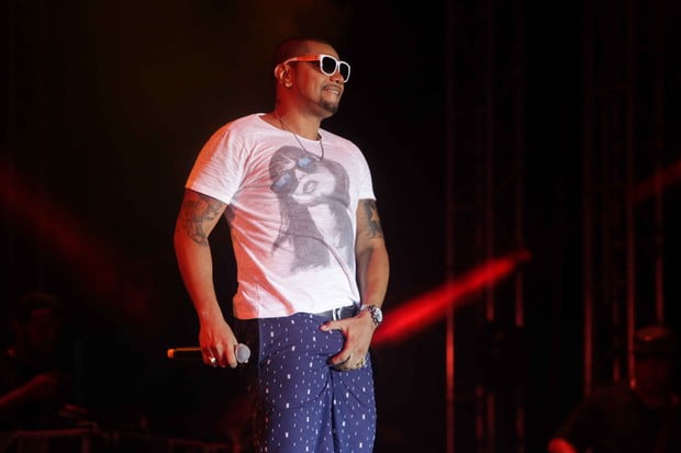 Naldo faz gesto ousado durante show no Guarujá