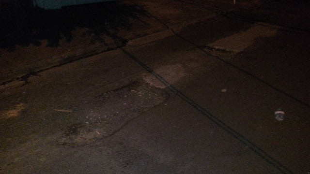 Moradores tomam iniciativa e acimentam buracos em Piracicaba