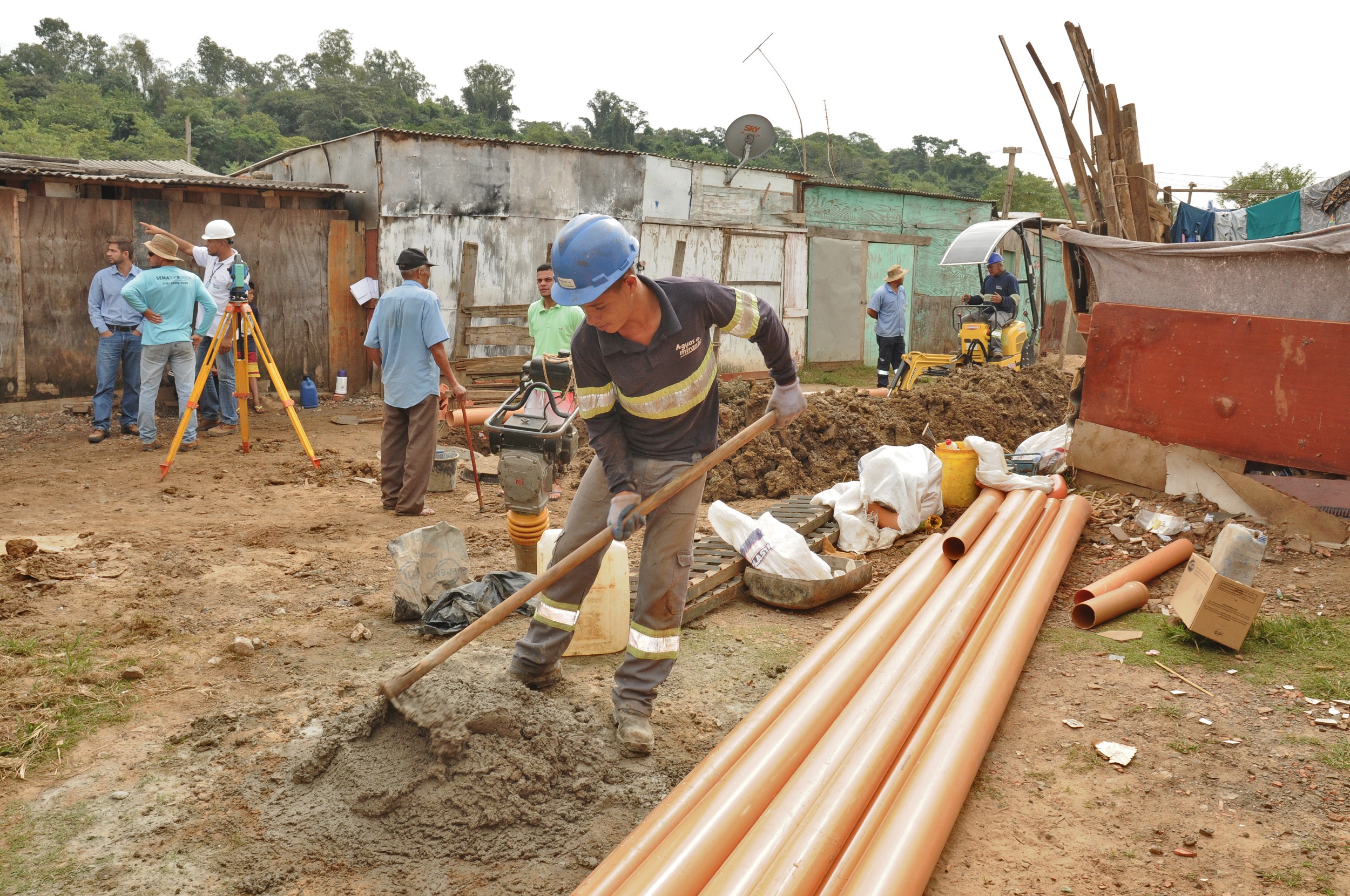 Águas do Mirante executa serviço de ampliação de esgoto e interdita rua em Piracicaba