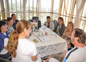 Anay Ferrer, coordenadora médica da Atenção Básica, Dirce Valério, coordenadora da Saúde Bucal, as cinco cubansa Danicela Henriquez Navarro, I, Marilsi Tamayo Serrano, Yisel Celina Fuente Rueda, Helen Rolinde Dominguez Soarez, Erick Carbonell Valdes e o secretário de Saúde dr Pedro Mello  - Foto: Divulgação