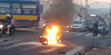 Motocicleta pega fogo após acidente no centro de Capivari