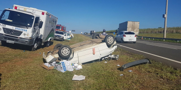 Carro fica destruído após capotar na Rodovia do Açúcar
