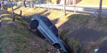 Motorista dorme a caminho do trabalho e cai em córrego em Piracicaba