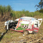Carro capota e fica destruído após passar por buraco em pista