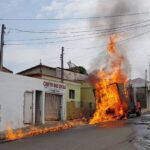 Caminhão pega fogo no centro de Capivari (SP)