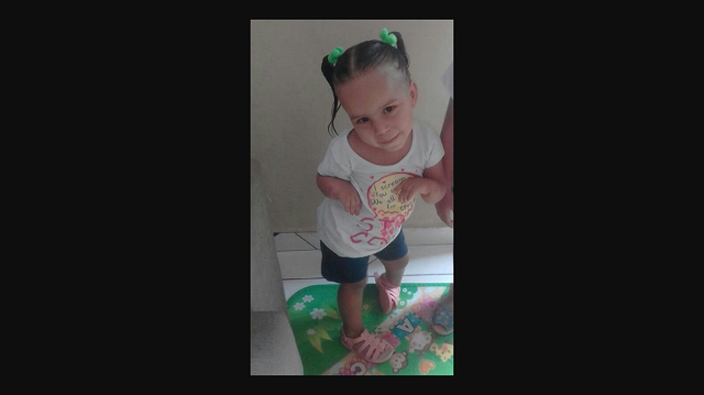 Criança de dois anos sem ossos nos braços luta por cirurgia em Piracicaba