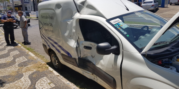 Colisão entre carro e moto deixa uma pessoa ferida e inconsciente