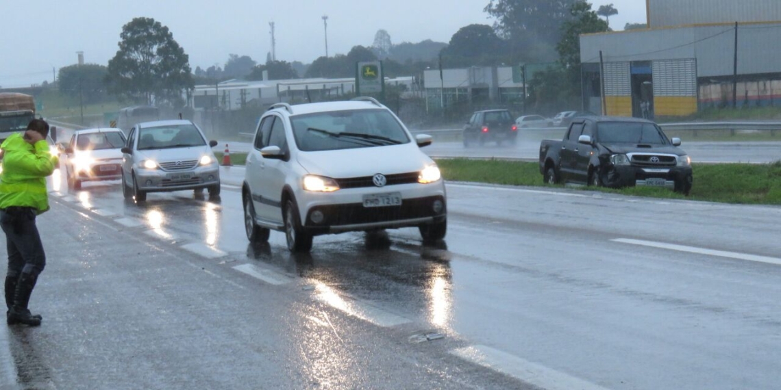 Chuva provoca dois acidentes na Rodovia do Açúcar, em Piracicaba