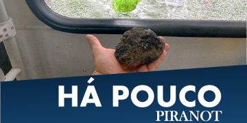 Idosa fica ferida após homem apedrejar e chutar ônibus em Piracicaba