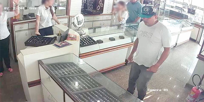 Câmeras de segurança flagram roubo em joalheria