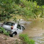 Guarda Civil encontra veículo submerso em rio, após flagrá-lo em atitude suspeita