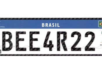 Veículo de advogado pega fogo no estacionamento do CDP, em Piracicaba