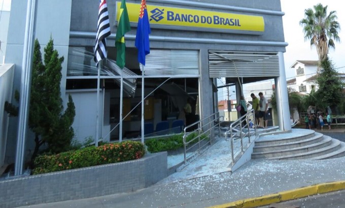 Bandidos explodem cofres do Banco do Brasil nesta madrugada, em São Pedro