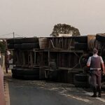 Caminhão tomba em rodovia de Piracicaba e causa congestionamento
