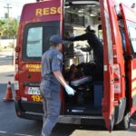 Motoqueiro de 19 anos colide com ônibus e fica ferido, em Piracicaba