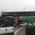Acidente entre caminhão e ônibus em Piracicaba deixa quatro feridos, um em estado grave