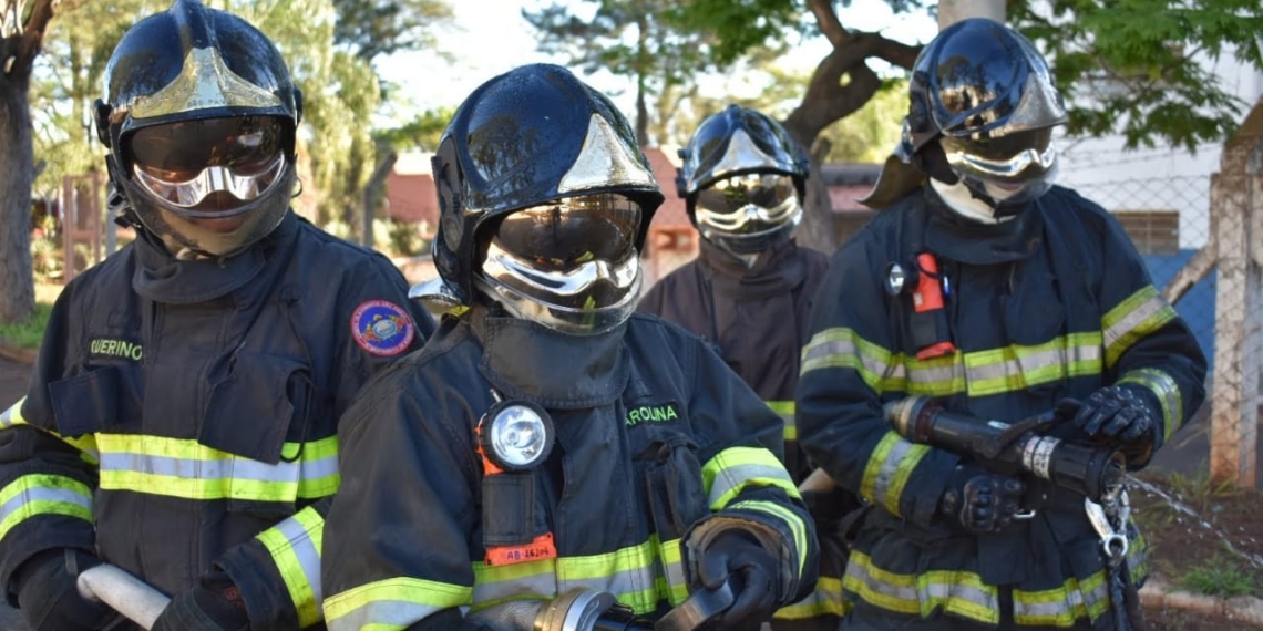 Corpo de Bombeiros realiza treinamento de combate a grandes incêndios