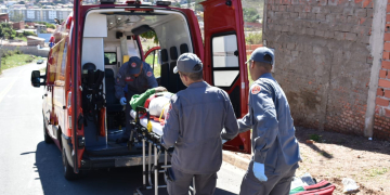 Motoqueiro fica ferido após colisão com caminhão em Piracicaba