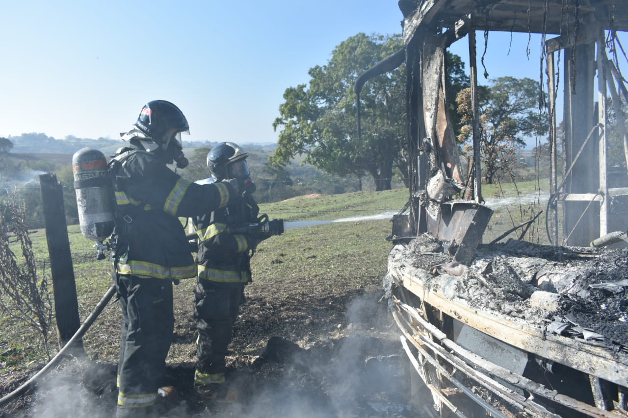 Via Ágil emite nota oficial sobre ônibus que pegou fogo nesta manhã, em Piracicaba