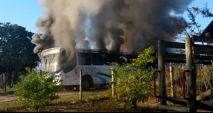 Ônibus transportando 15 pessoas pega fogo nesta manhã em Piracicaba