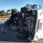 Caminhão carregado com 21 toneladas de ferro tomba em rodovia de Piracicaba