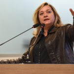 Vereadora Coronel Adriana critica progressão continuada nas escolas