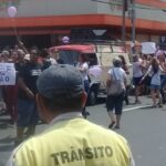 Grupo faz protesto contra Bolsonaro no centro de Piracicaba (SP)