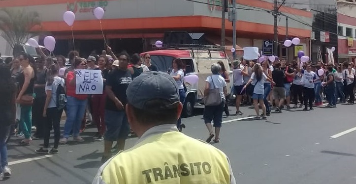 Grupo faz protesto contra Bolsonaro no centro de Piracicaba (SP)