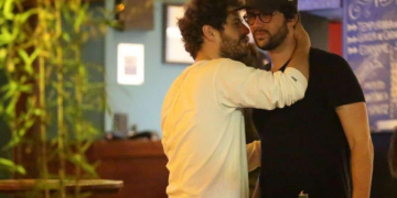 Galã da Globo é flagrado aos beijos com ator da Record no Rio de Janeiro