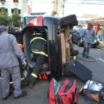 Colisão entre veículos causa capotamento no centro de Piracicaba (SP)