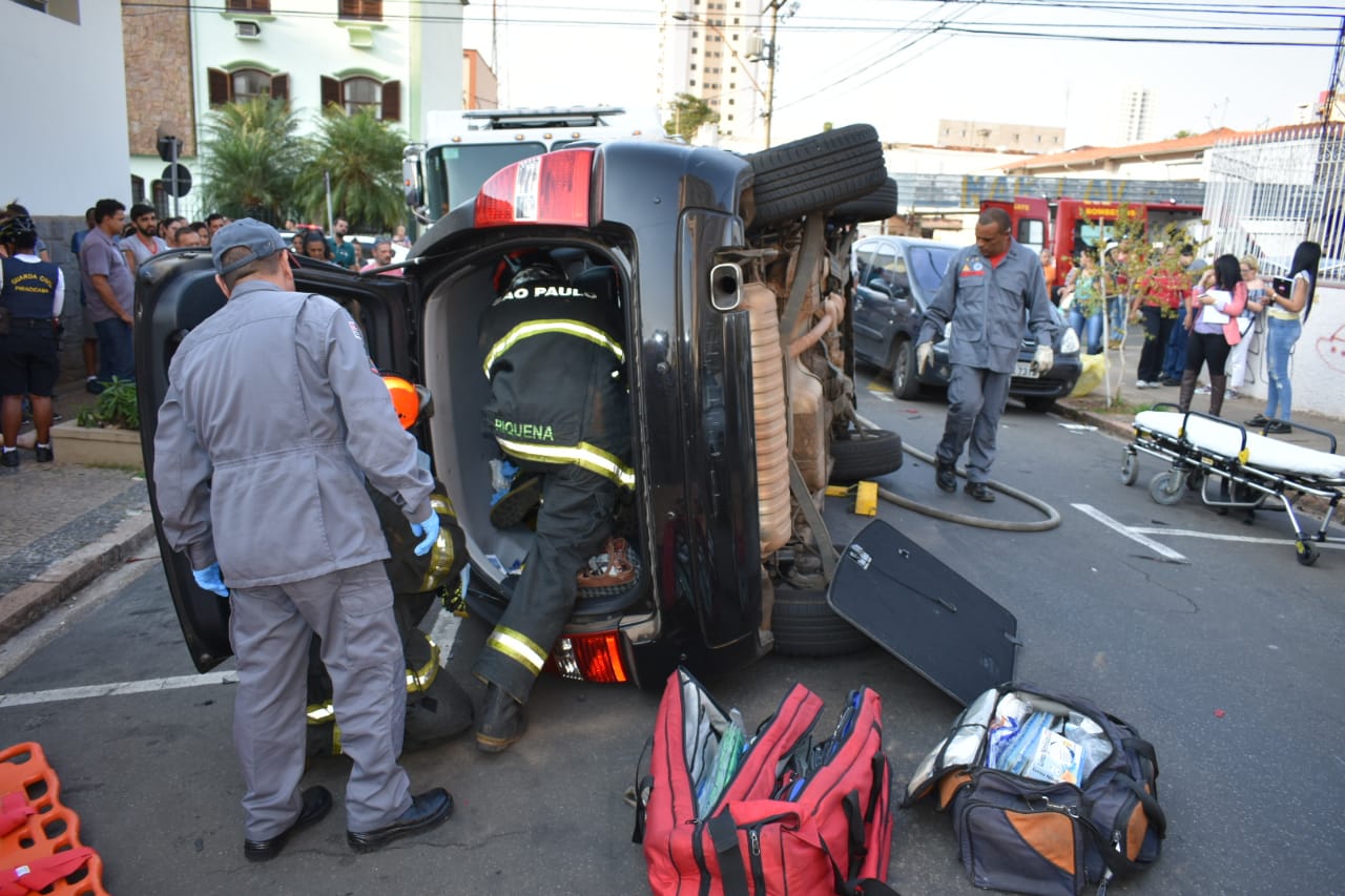 Colisão entre veículos causa capotamento no centro de Piracicaba (SP)