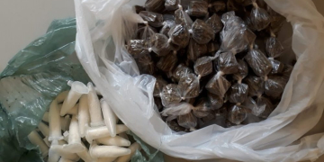 Mãe denuncia filho de 15 anos à polícia ao vê-lo atuando no tráfico de drogas