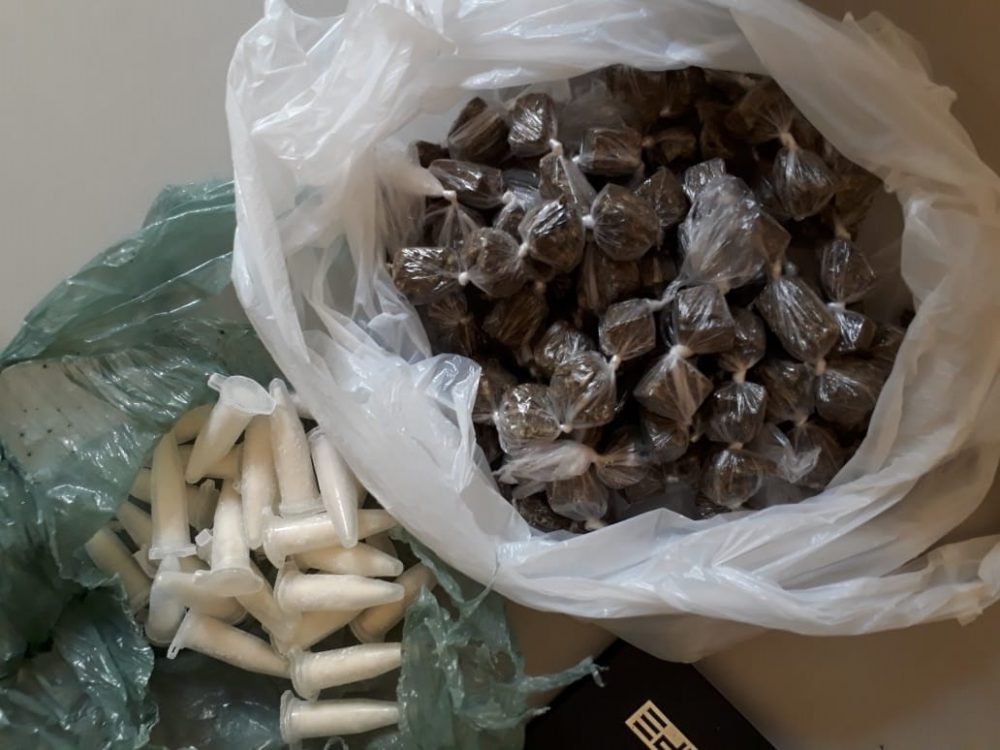 Mãe denuncia filho de 15 anos à polícia ao vê-lo atuando no tráfico de drogas