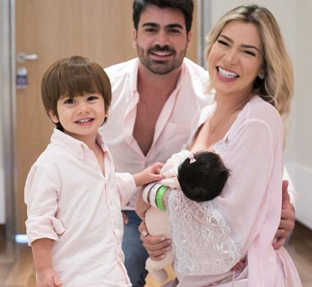 Ex BBB Adriana Sant’Anna mostra pela primeira vez foto de sua filha Linda